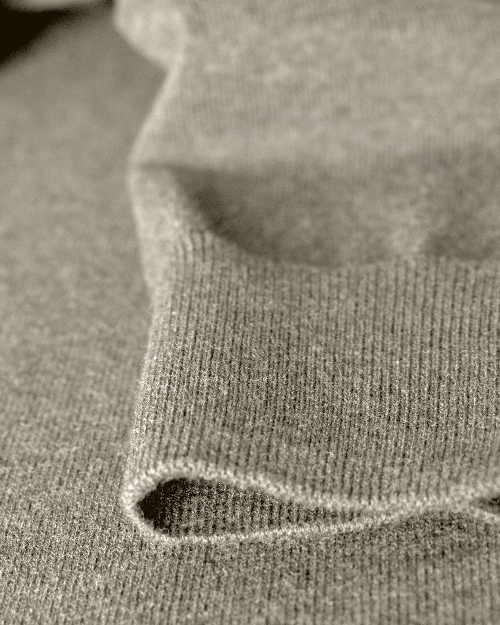 Brighton O Neck Men Sand Melange Closeup 3