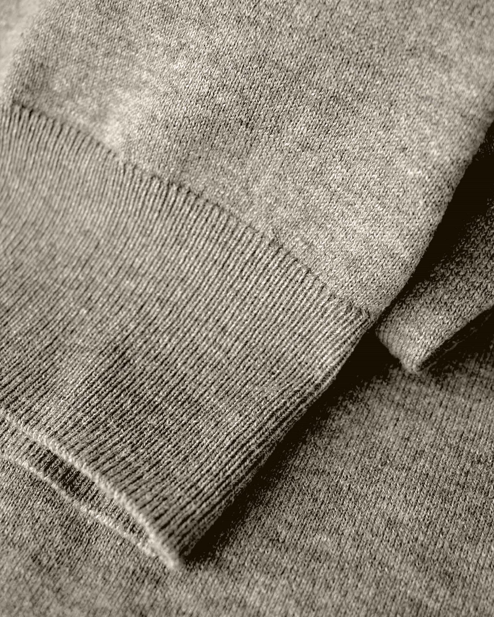 Brighton V Neck Men Sand Melange Closeup 2