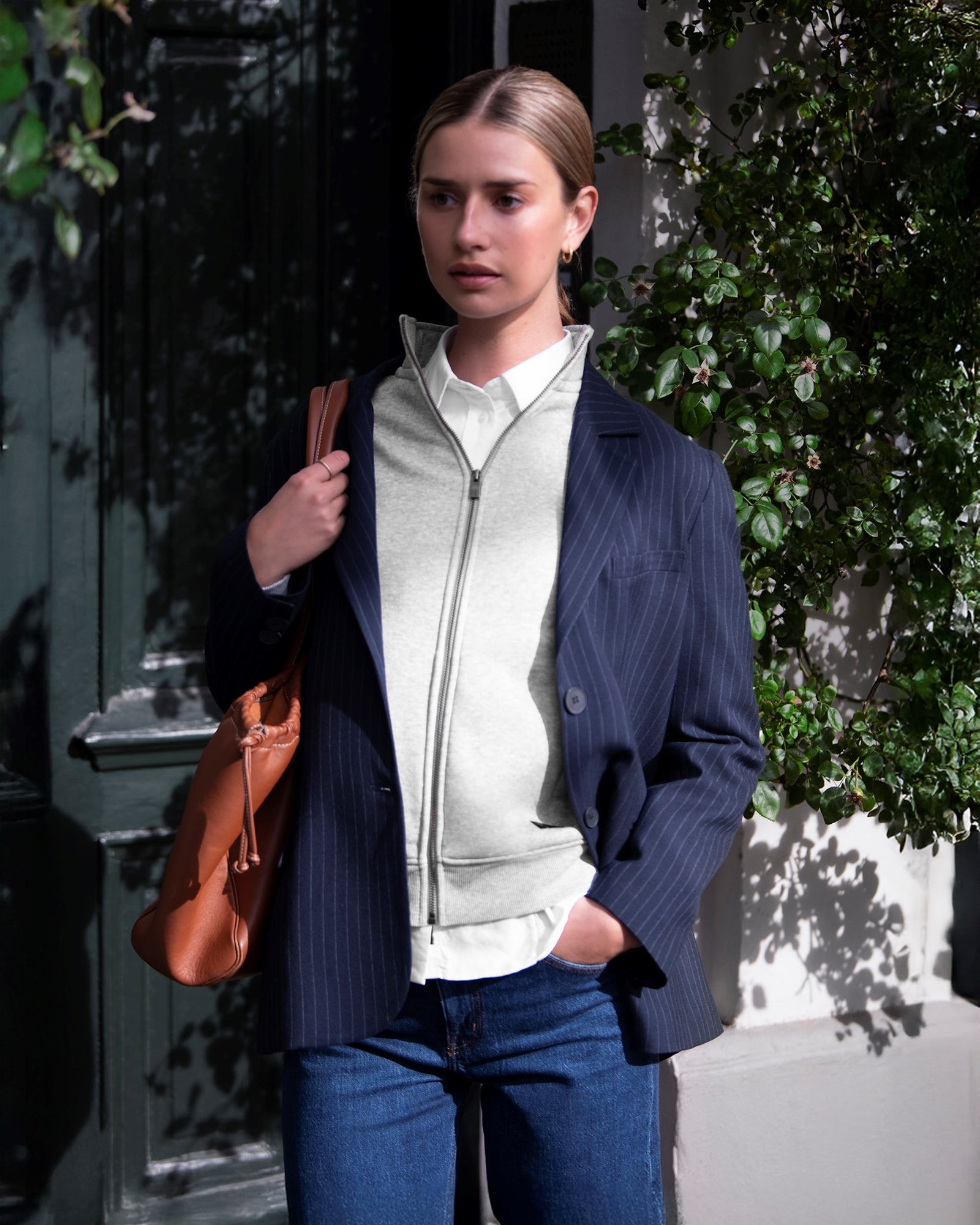 Cambridge Woman Black Back